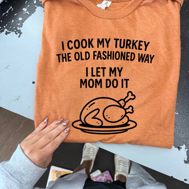 Je cuisine ma dinde à l'ancienne façon tee-shirt ou sweat-shirt. pour la vente par Wren Rae