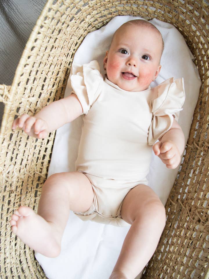 Beiger Bodysuit mit Rüschen und kurzen Ärmeln für den Großhandel von Petiteaude