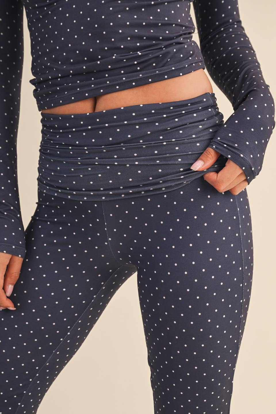 KIMBERLY C – Großhandel Sport-/Lounge-Leggings – Damen – Polka-Dot-Print Weiche Strickjersey-Faltbund-Schlaghose3