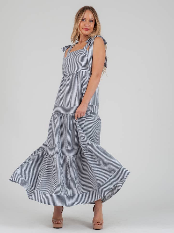 Vestido Comprido às Riscas Azul-Marinho de Seersucker com Camadas para Mulher por atacado de Lucca Couture