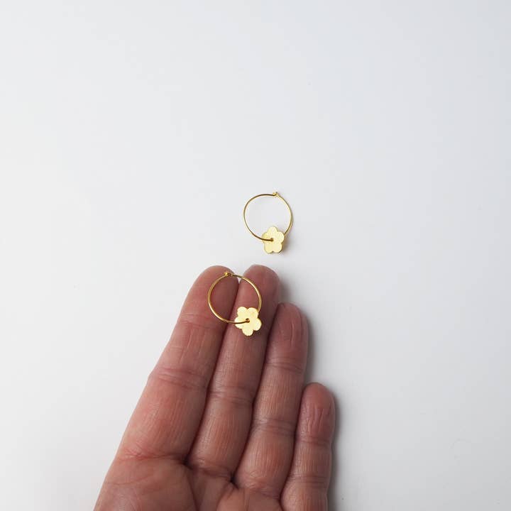 Custom Made - Wholesale Oorringen - Grote Minima Oorringen, gouden hoepels met gouden bloem1