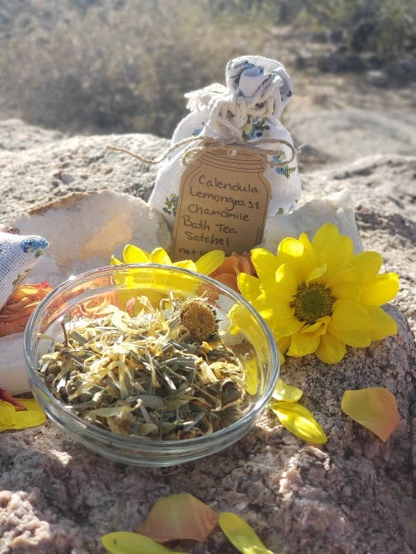 Sac à thé de bain Calendula, citronnelle et camomille pour la vente par Copper Crescent Botanicals