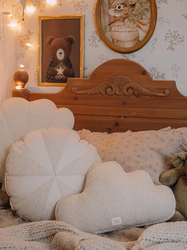 Fluffy Boucle Sky Pude "Hvid teddy" for engroshandel hos Moi Mili