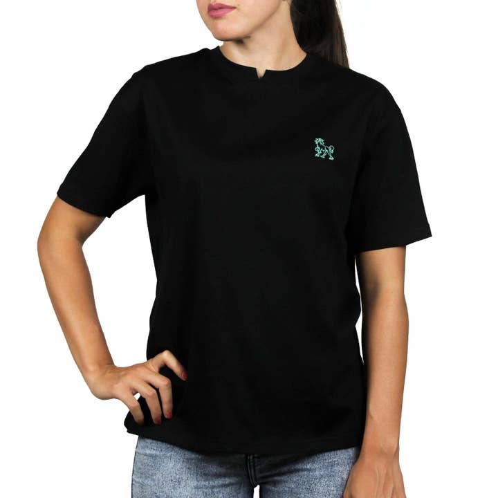 Zwart T-shirt met geborduurd logo op de linkerborst voor wholesale door Vinto Exclusive