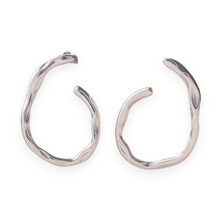 Hammartvinnade örhängen i silver för wholesale av White Leaf