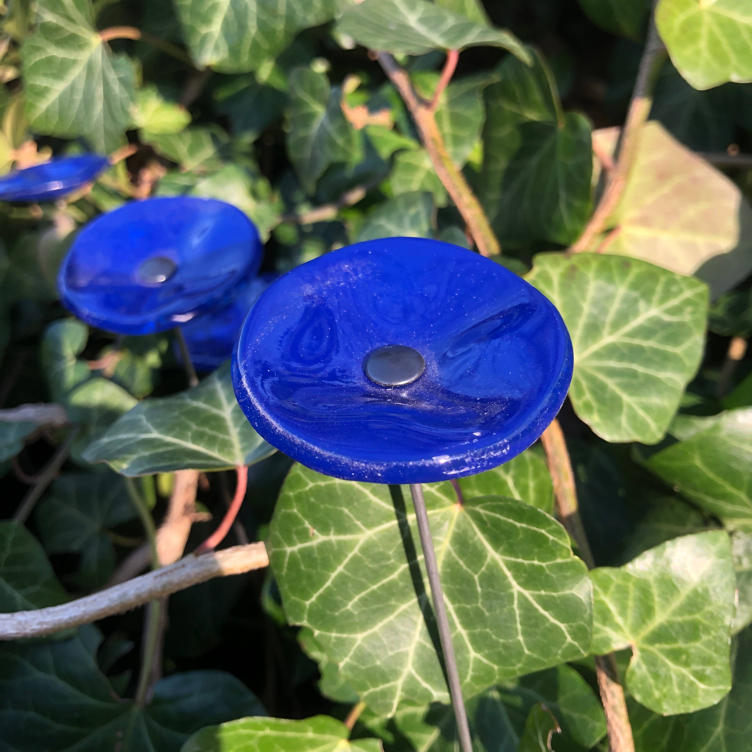 CARNEOL GLASS - Wholesale Garden/Lawn Stake - Small Glass Flower For Outside In L.Blue26