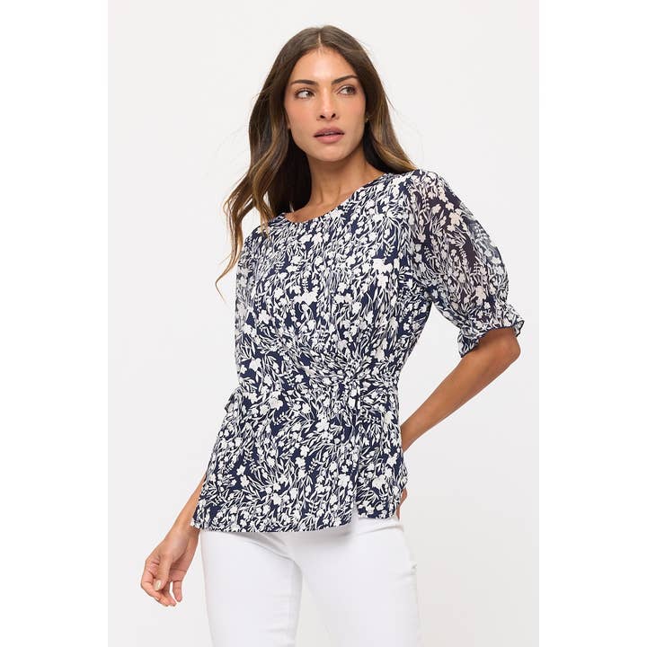 T-SHIRT MODE À COL BATEAU AVEC DÉTAIL TORSADÉ SUR LE CÔTÉ EN MÉLANGE DE MOTIFS FLORAUX pour la vente par Perseption