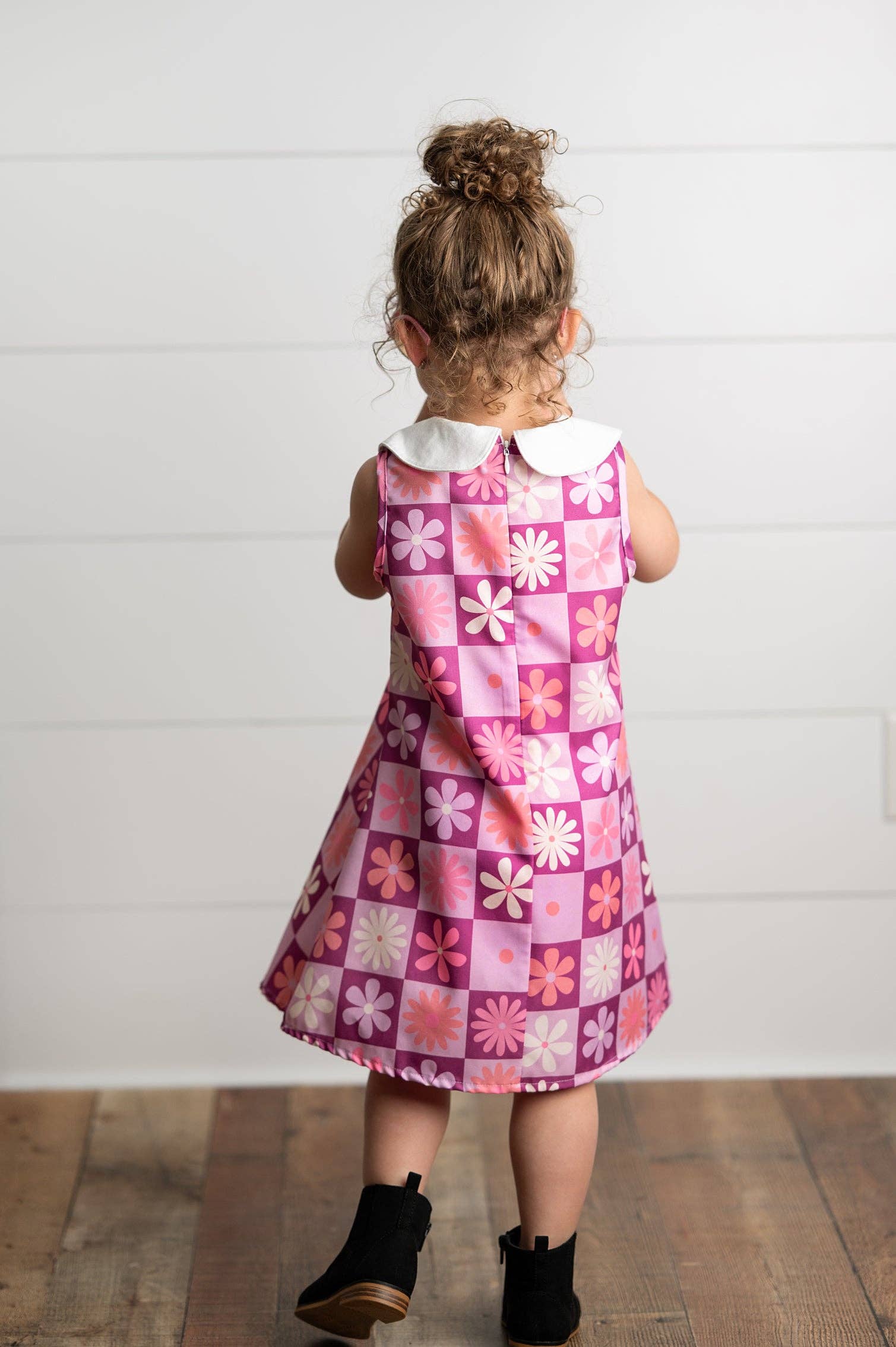 Wren & James - Vente Robe – enfant - Robe de printemps pour enfants avec col Claudine et motif rétro de fleurs violettes1