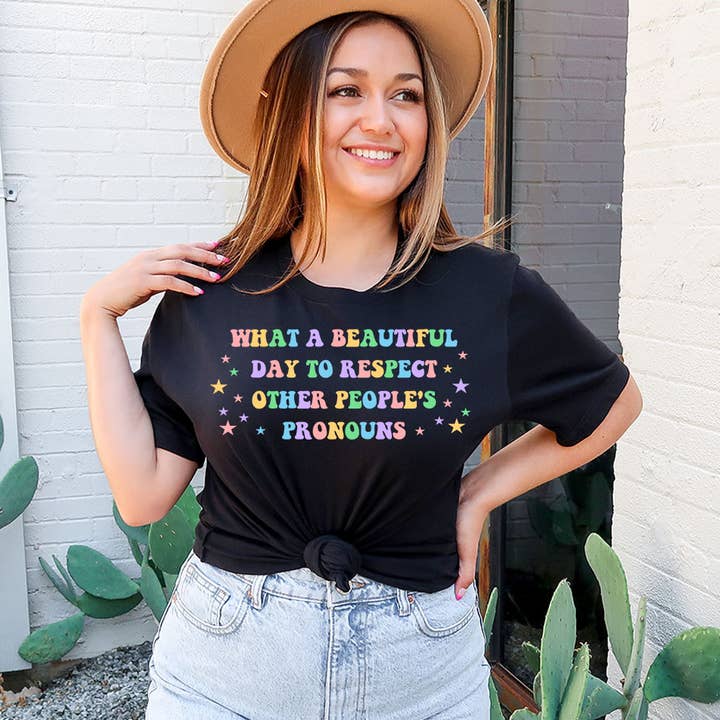 Une belle journée pour respecter les pronoms - T-shirt LGBTQ Pride pour la vente par House Of Rodan