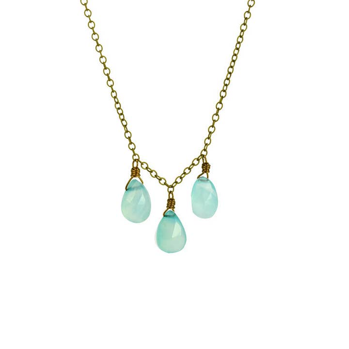 Charmant collier triple calcédoine vert écume de mer en forme de larme pour la vente par Edgy Petal Jewelry