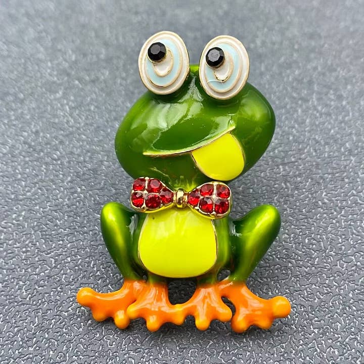 Emalje Frog Broche for engroshandel hos Mio Queena