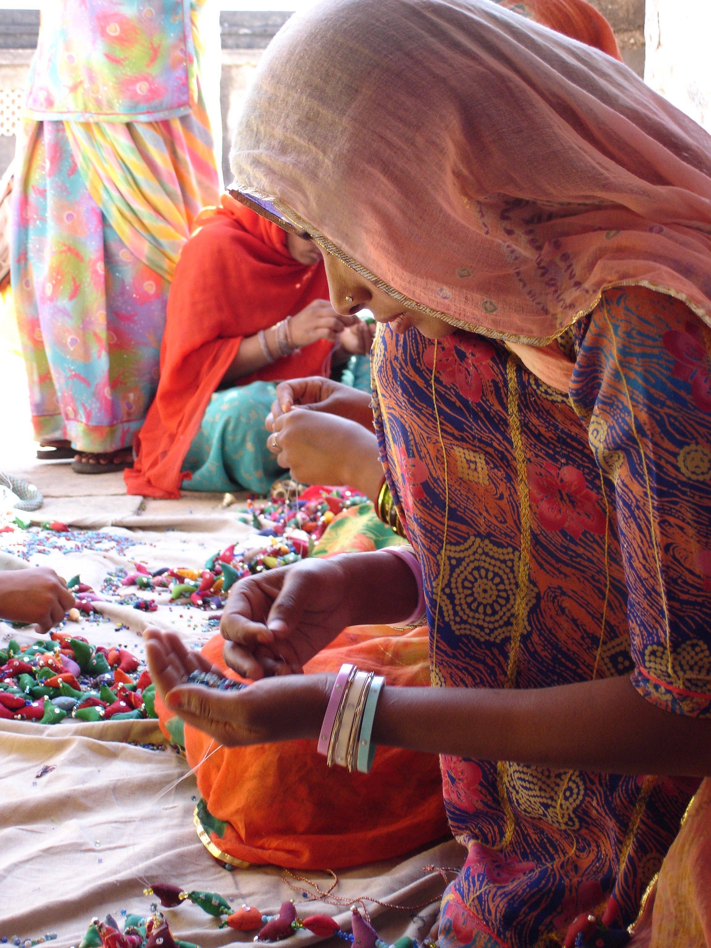 Indika – Engroshandel Pyntekvast – Indigo Velstandshøns | 45" Snor af Små Fugle1