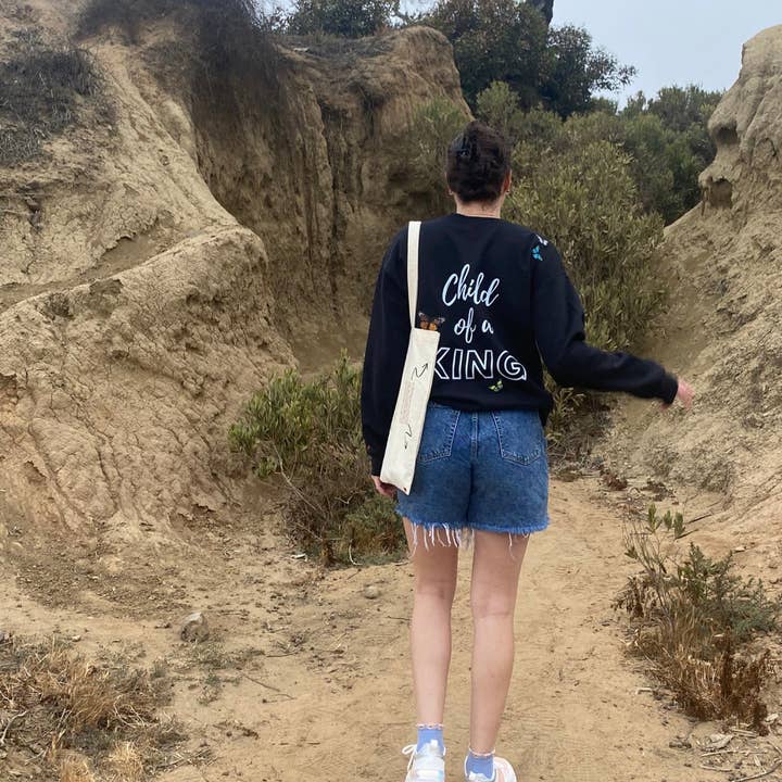 ”BARN AV EN KUNG” | Butterfly Crewnecks för wholesale av His Promises LLC