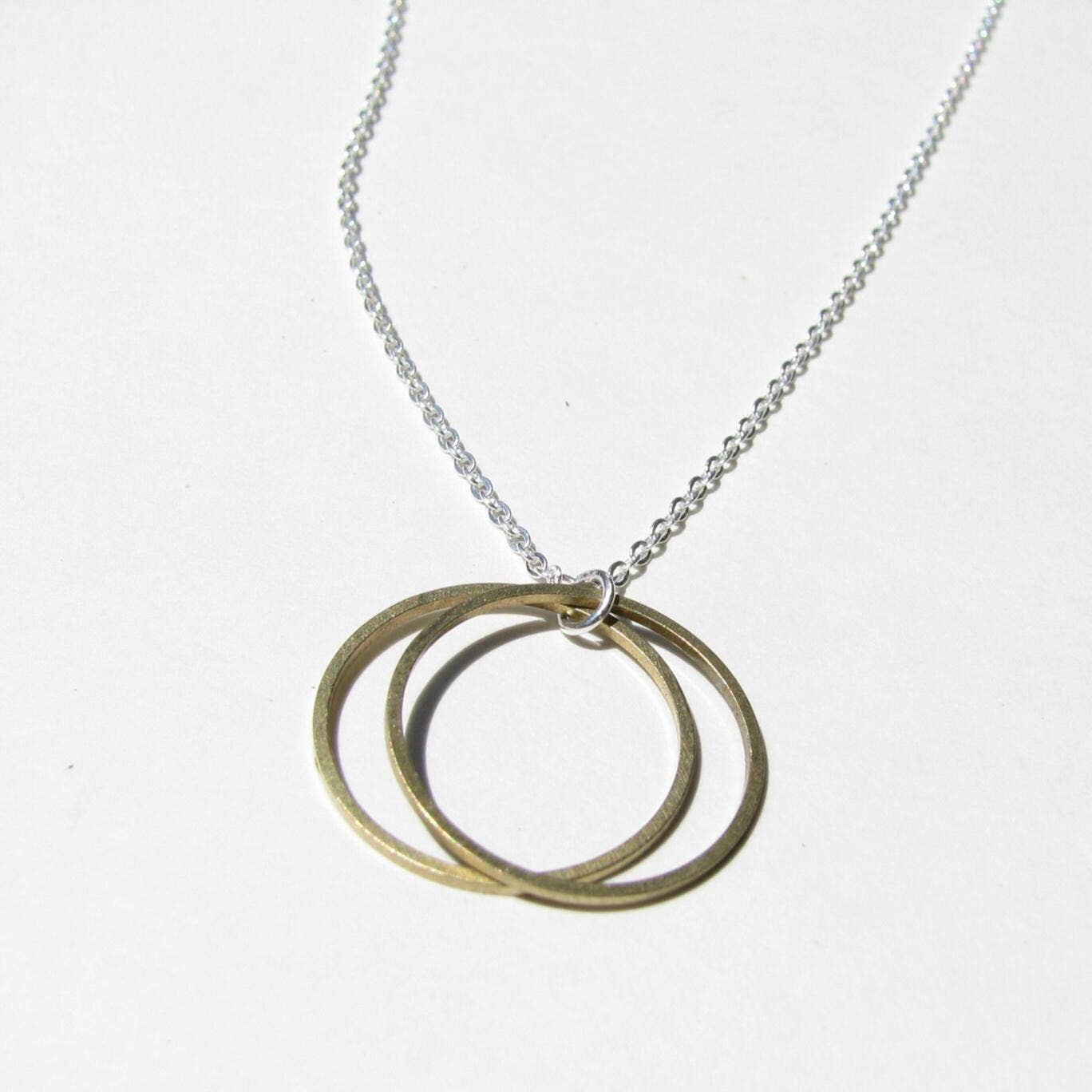 Sela+Sage – wholesale Hänge-/berlockhalsband – Halsband med öppna cirklar i vintage rå mässing och blandade metaller3