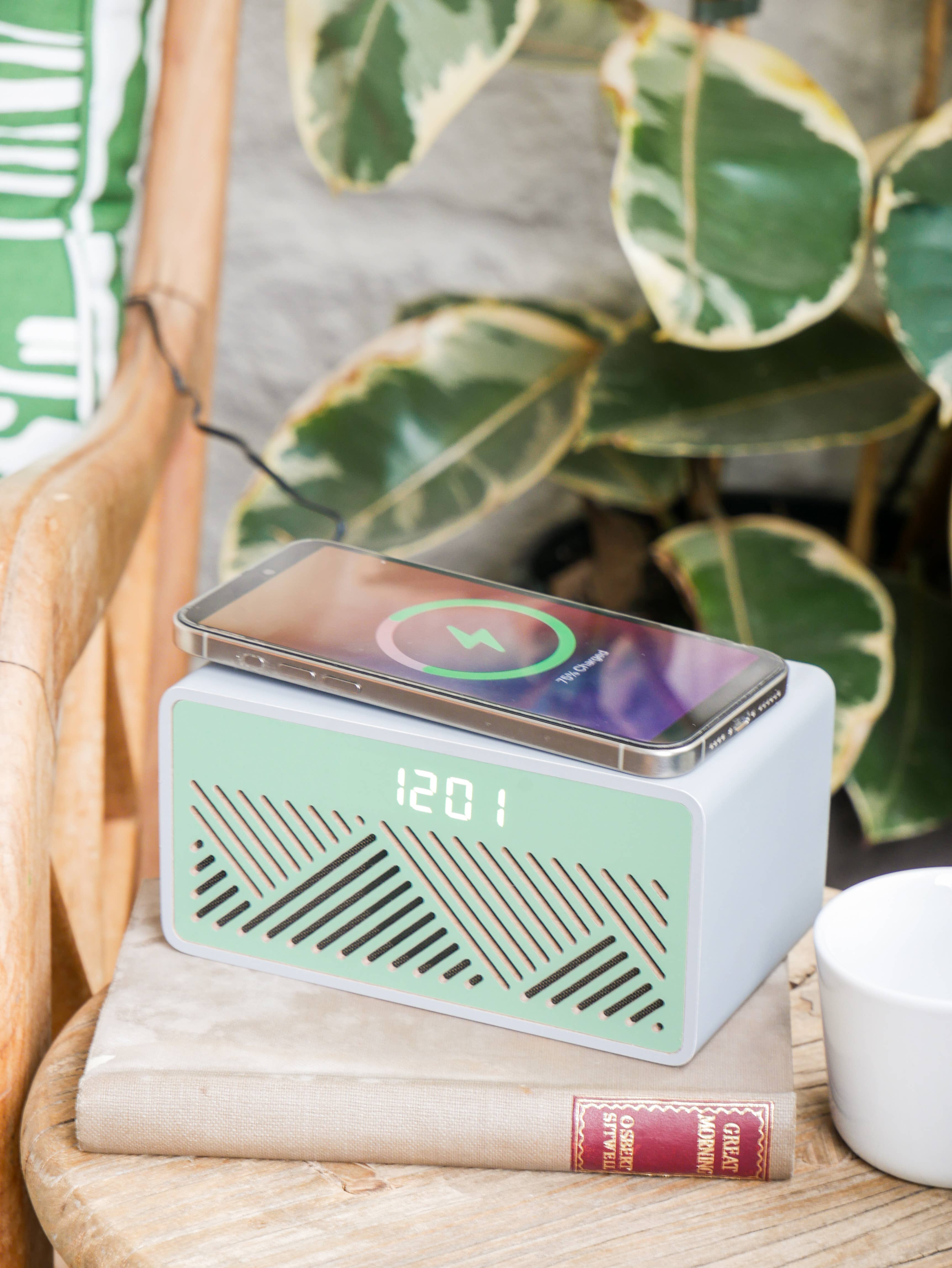 Steepletone UK Ltd – wholesale Bärbar laddare – Rise Mix trådlös laddare och Bluetooth-högtalare med väckarklocka6