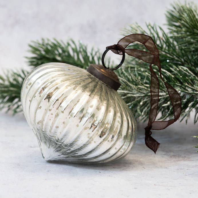 Décoration de Noël en verre à lanterne nervurée argentée de 3 po pour la vente par Bollywood Christmas