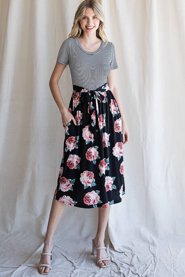 7th Ray - Vendita all'ingrosso Vestito - Donna - Abito Midi a Linea ad A Fiori con Cintura in Vita e Maniche Corte D419918