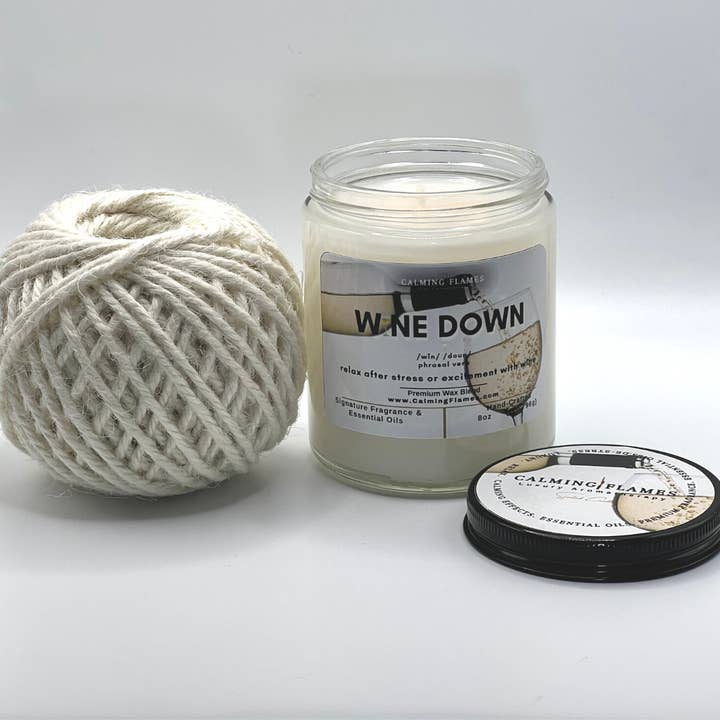 Candele aromaterapiche «Wine Down» alla lavanda ed eucalipto per la vendita all'ingrosso da parte di Calming Flames LLC