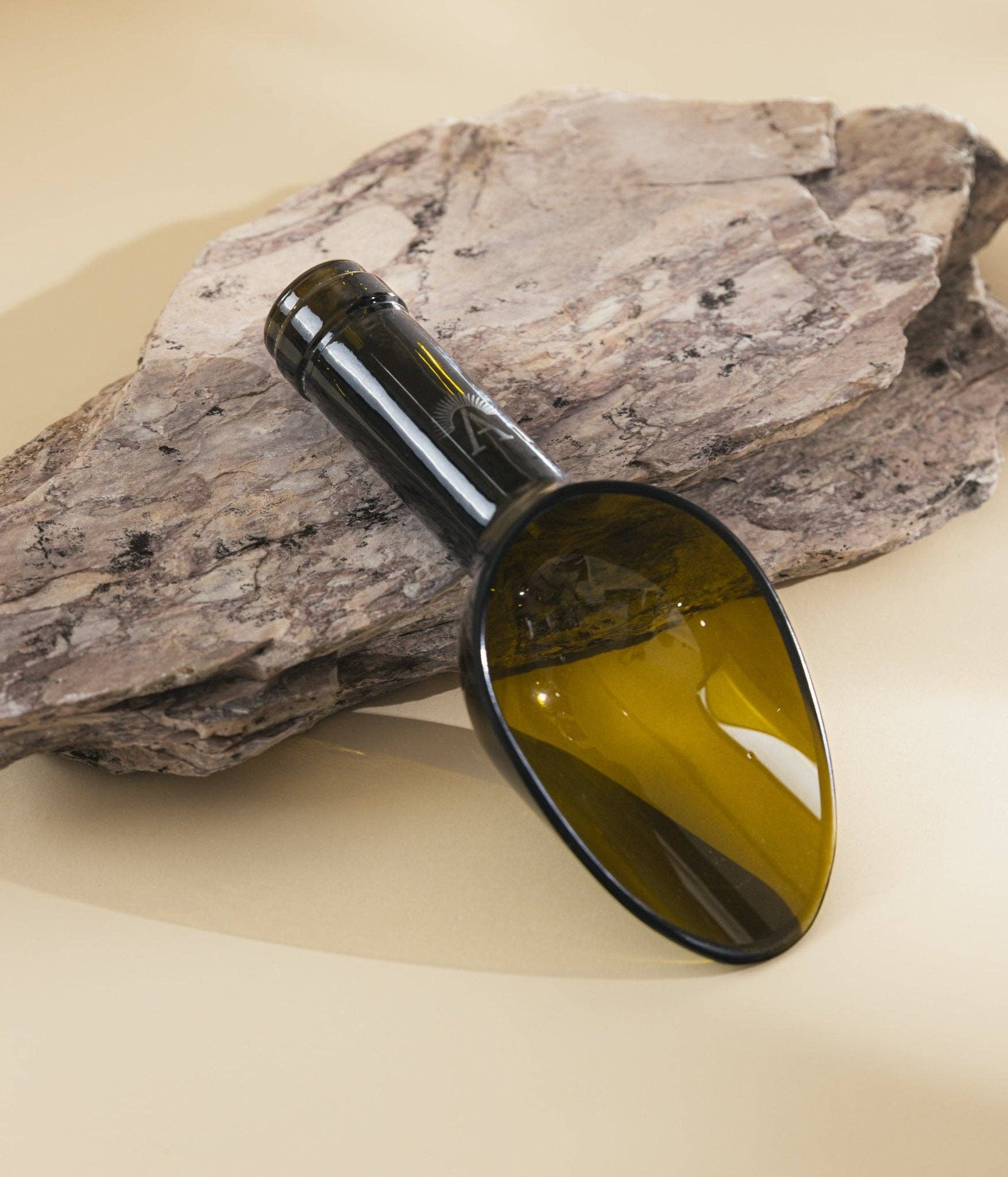 Amarzo – wholesale Serving utensil – Finger Food Single-portion Spoons in Recycled Glass [Glossy Finish] Recycled glass cup with handmade stabilized rose3