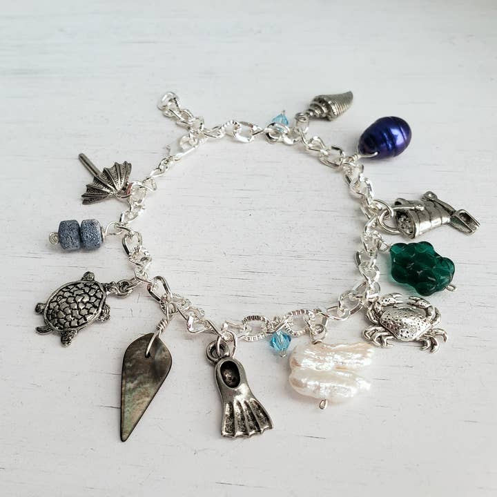 Charm Armband - Strand Tema - Sötvattenspärlor & Swarovski för wholesale av Divine Dragon Designs