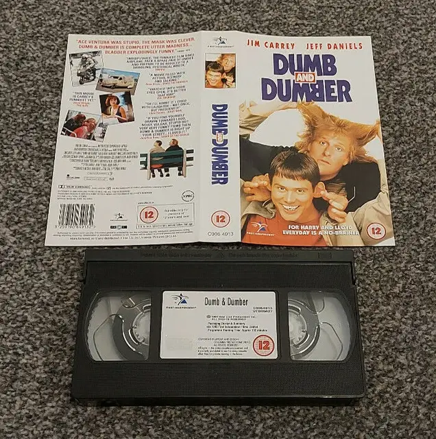 Real Retro - Vendita all'ingrosso Accessori musicali - Cassetta VHS del film DUMB & DUMBER sigillata1