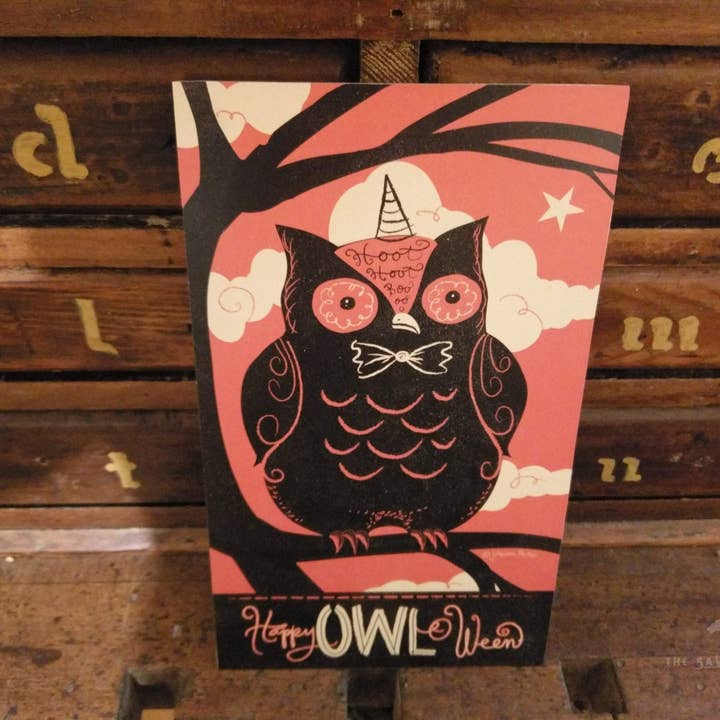 Johanna Parker «Happy Owl-O Ween» sagoma in legno per Halloween per la vendita all'ingrosso da parte di The Sawmill Shop