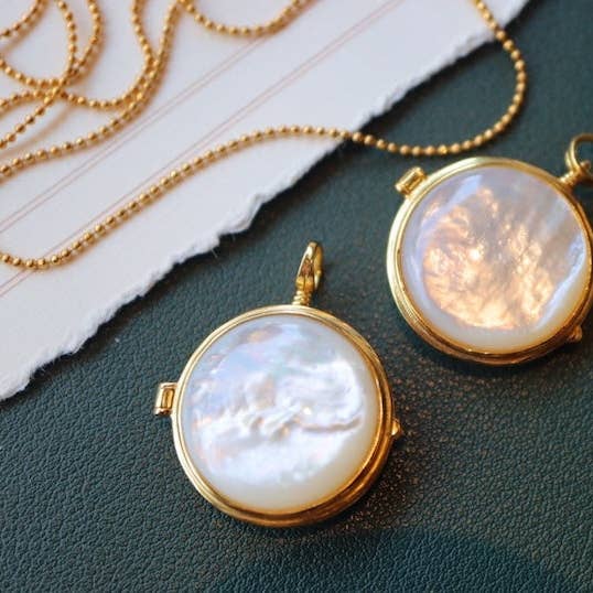 LanLivia - Wholesale Locket necklace - MOP Round Sachet-Openable Locket Necklace6