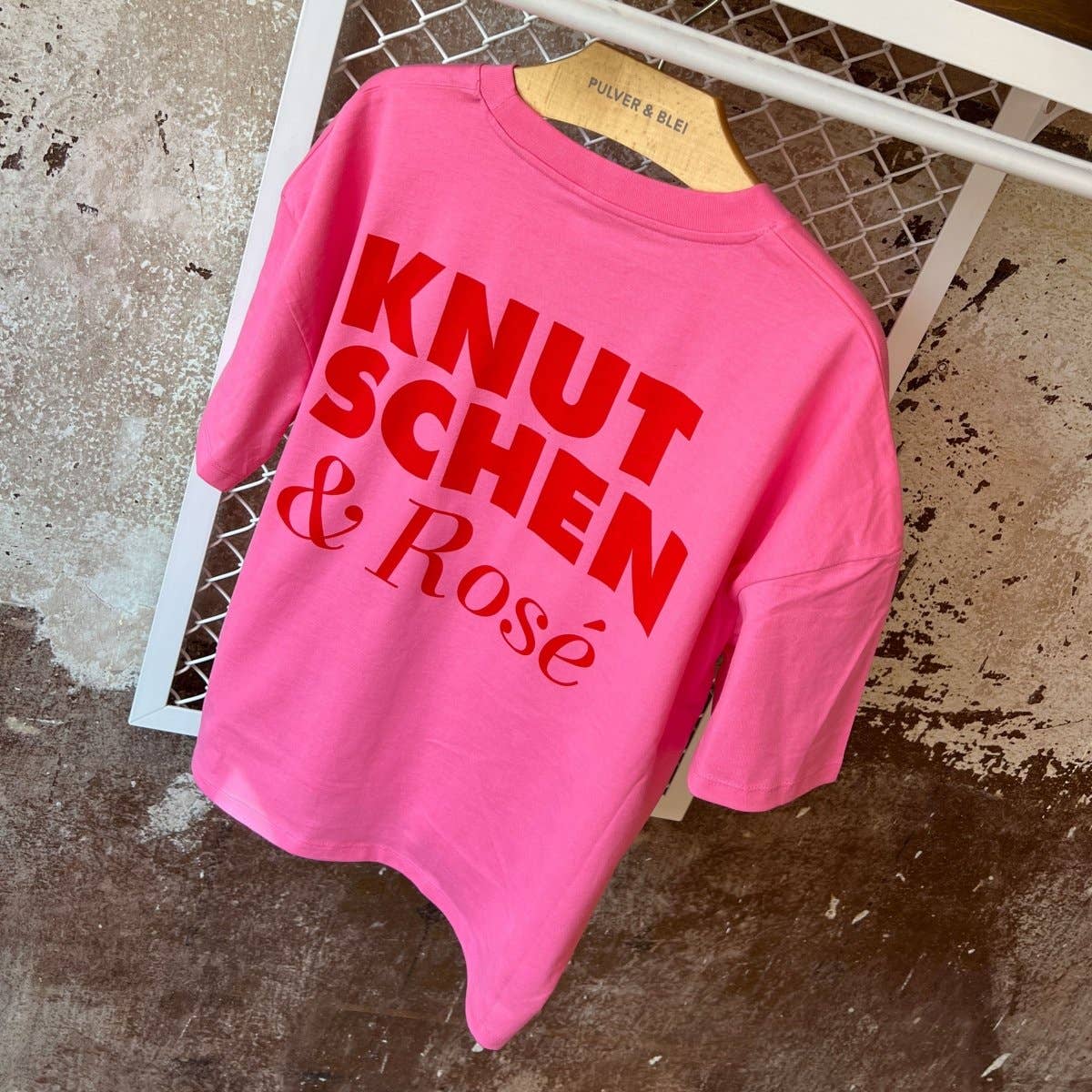 Pulver Blei - Wholesale Screen Printed T-Shirt - Women's - Smooching & Rosé - Oversize T-Shirt Pink2