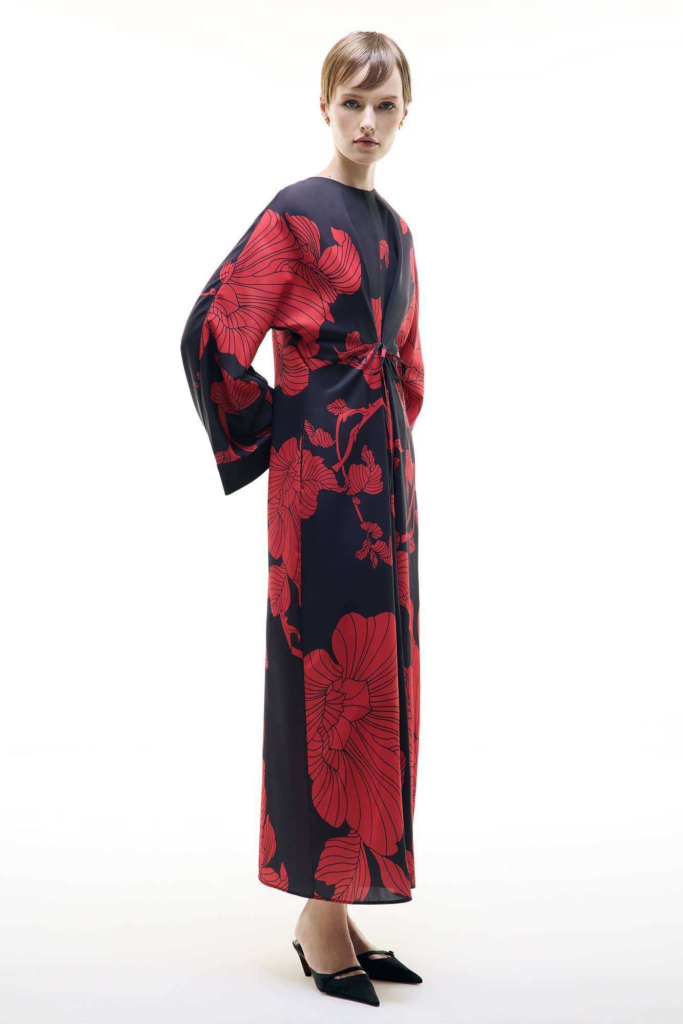 Nero ABITO MAXI CON CINTURA IN VITA E FANTASIA FLOREALE AUDACE - NERO E ROSSO in vendita all'ingrosso su Faire1