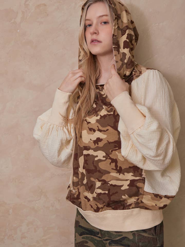 Camouflage brun Haut à capuche camouflage avec manches ballon en vente sur Faire3