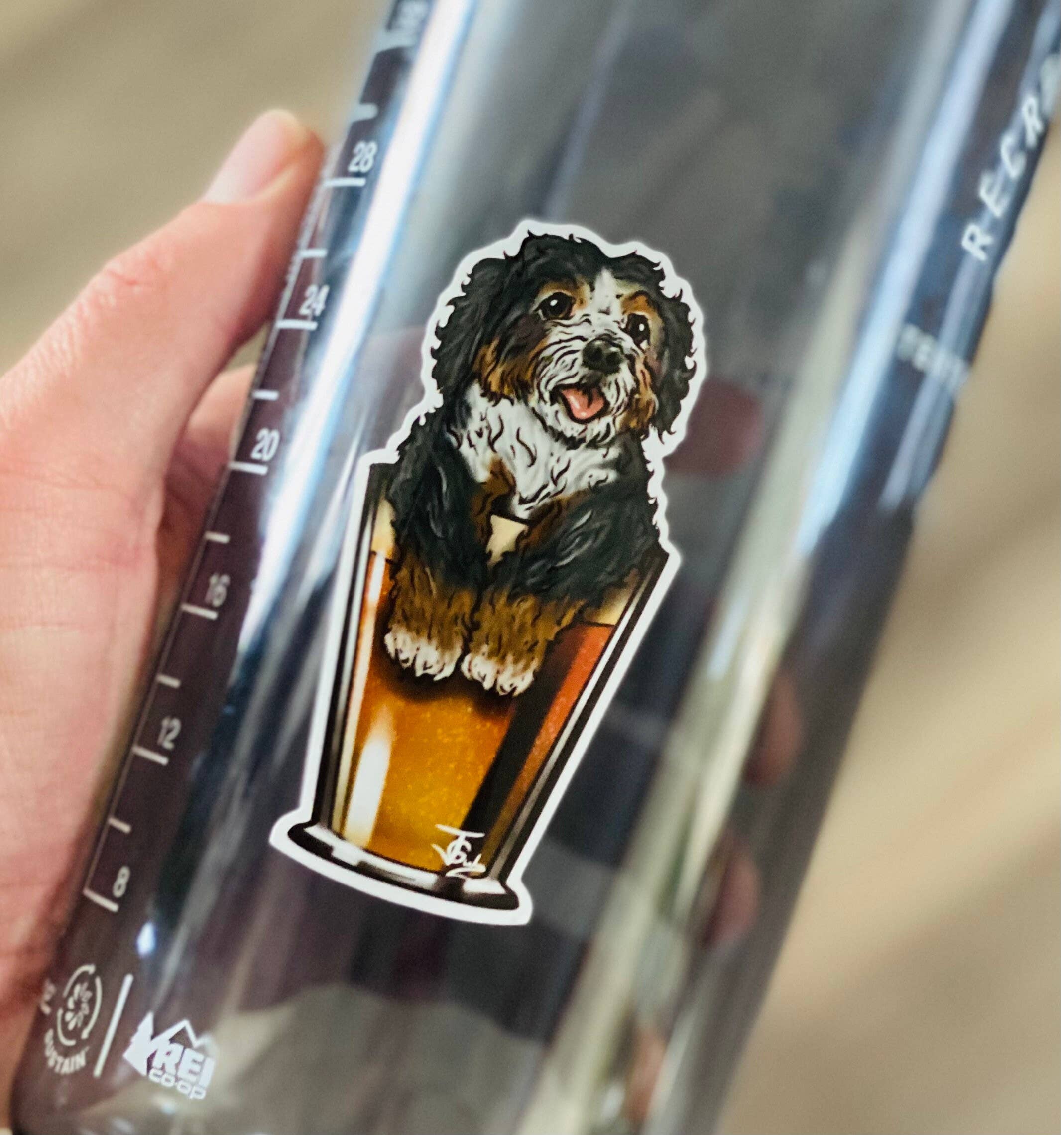 Guerdrum Art - Vente Autocollant - Autocollant Bernedoodle Dog In Beer !