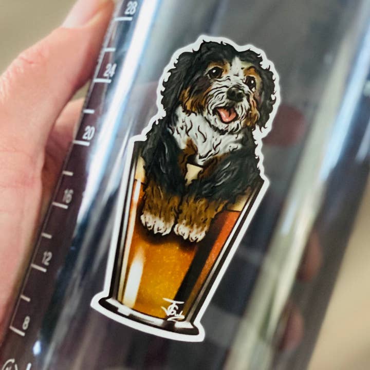 Guerdrum Art - Vente Autocollant - Autocollant Bernedoodle Dog In Beer !0