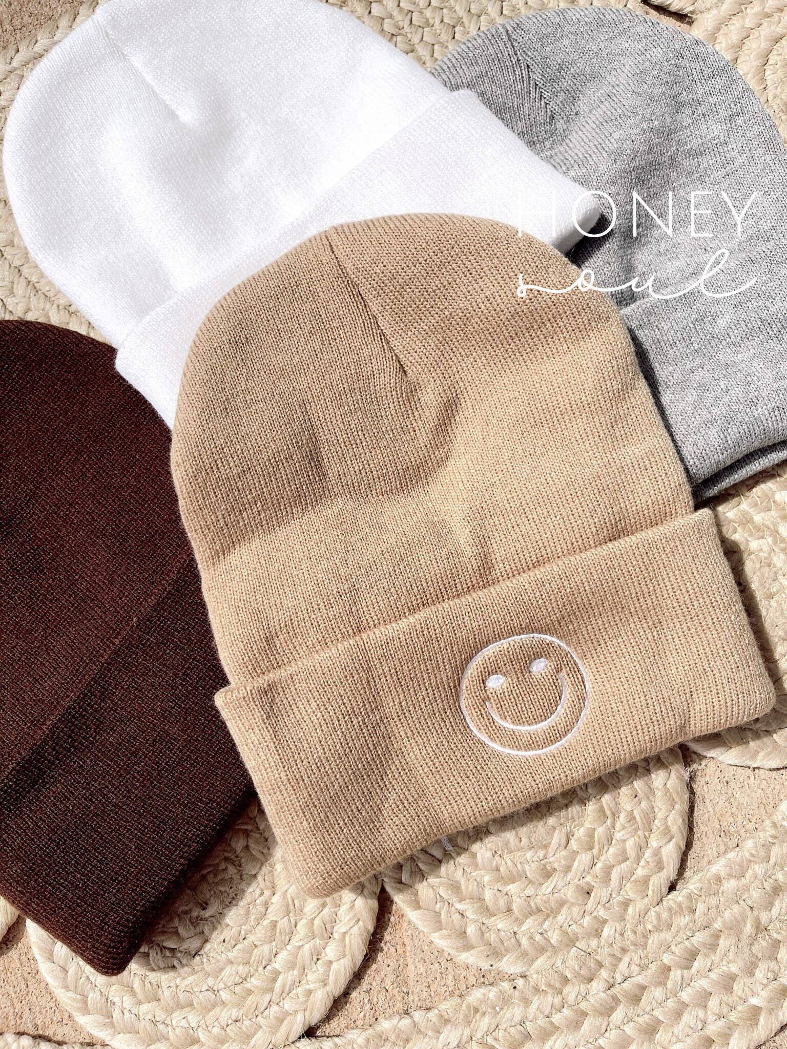Honey Soul LLC – Großhandel Beanie – Damen – Strickmütze mit gesticktem Smiley0