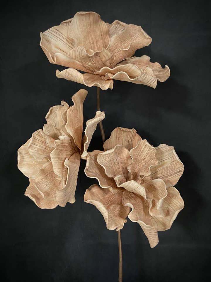 FLEUR EN MOUSSE BEIGE À GRAIN DE BOIS pour la vente par The Light Garden Collection