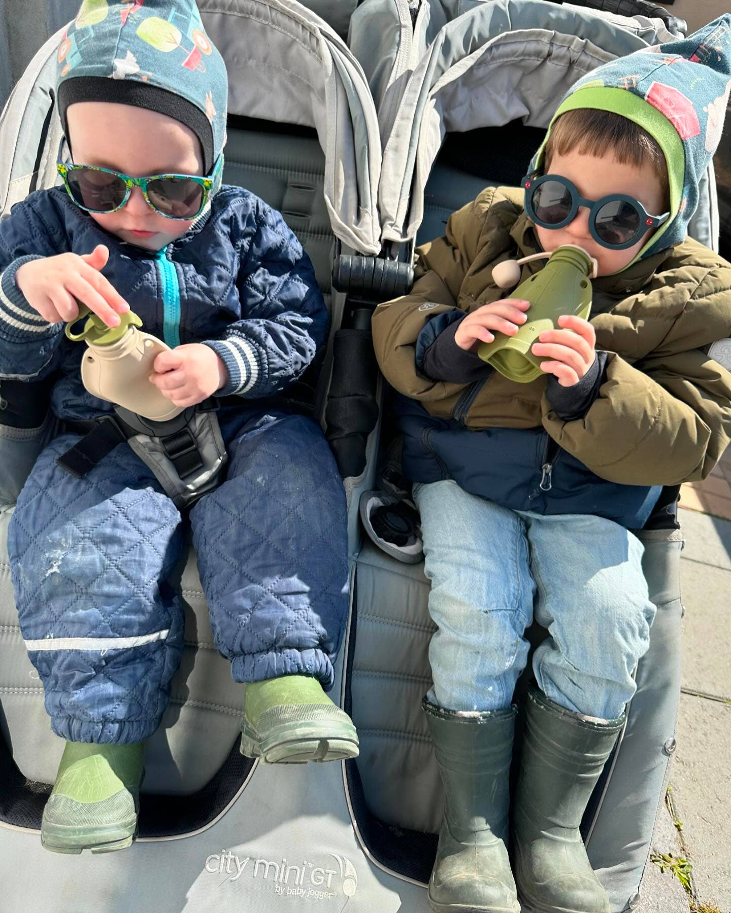 mininor – wholesale Milk/juice bottle – Smoothie Pouch duo (soft rabbit/moss green)2