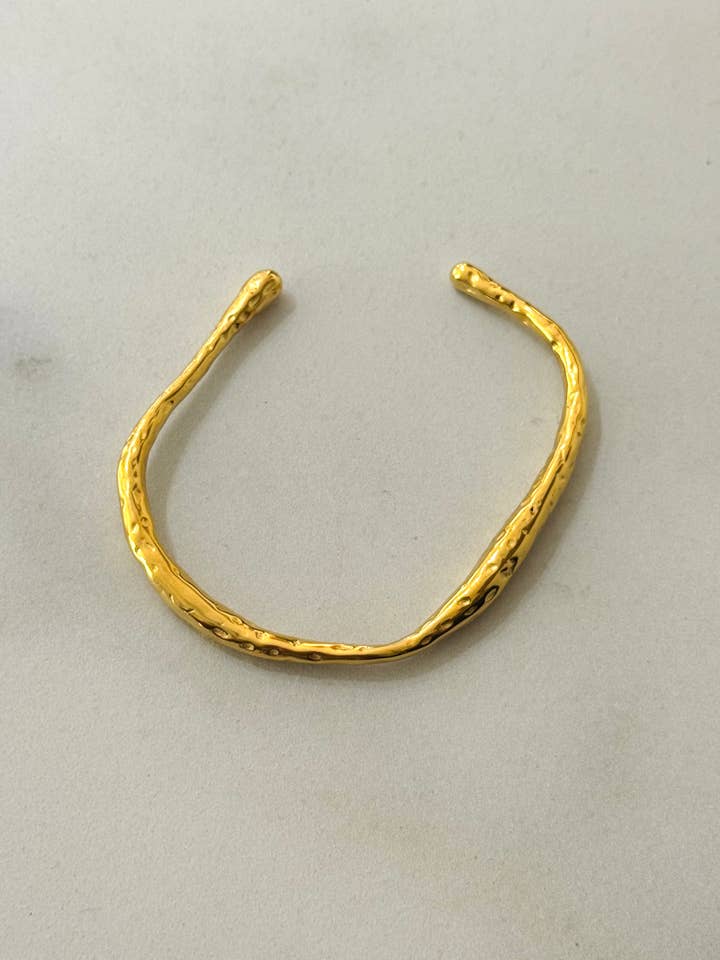 Piero Hammered Gold Bangle Bracelet for wholesale by Cassette Barcelona