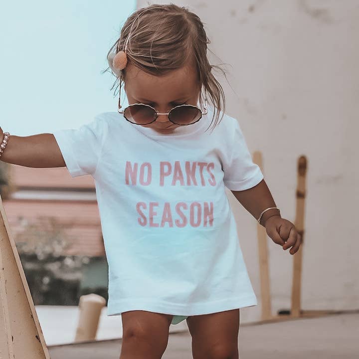 GEEN BROEK SEIZOEN™ in Roze | Kinder T-shirt voor wholesale door Minimalist Folk Co.