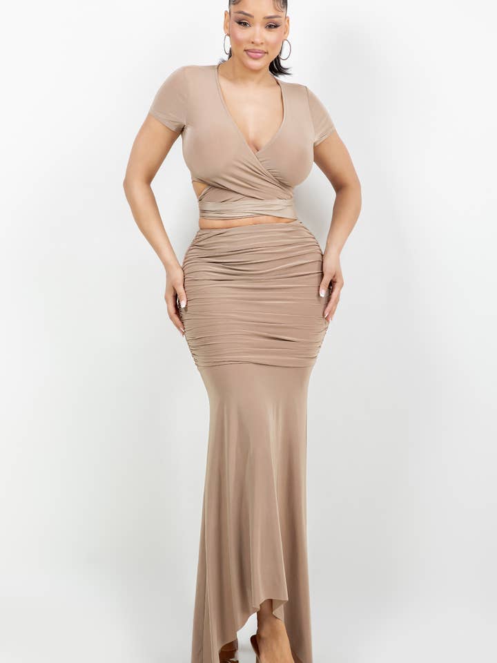 ENSEMBLE JUPE ET HAUT COURT À NOUER DEVANT pour la vente par Belita Collection