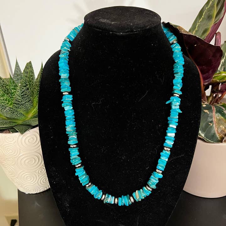 Chips carrés turquoise de 28 pouces avec soucoupes noires/argentées pour la vente par Ewe Savvy Jewerly