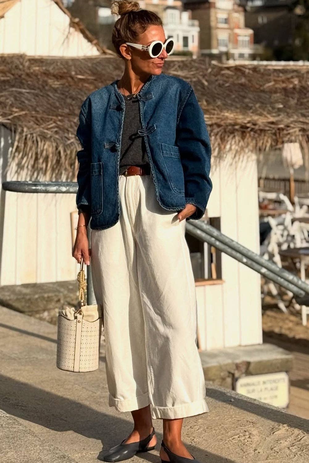 Sail Blue Giacca di jeans blu vintage con chiusura a vela, grandi tasche applicate, taglio dritto e lavaggio profondo. in vendita all'ingrosso su Faire7