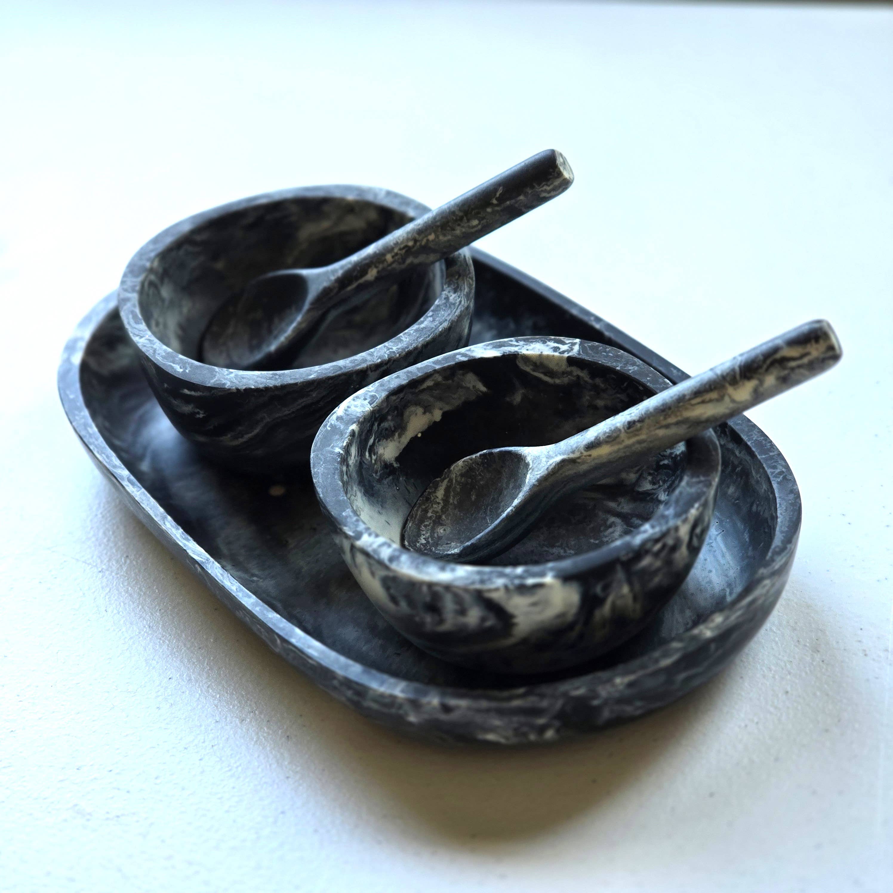 Gibb & Daan – Engroshandel Serveringsbakke – Lille serveringsbakke med 2 skåle og skeer - Håndhældt harpiks22