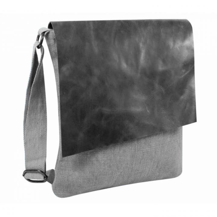 Linen shoulder bag with leather flap and cotton handle for wholesale by Chenson & Gorett