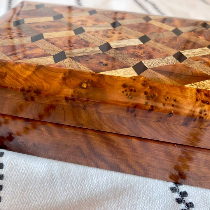 Yemma Goods - Vente Boîte/rangement à bijoux - Boîte à bijoux Thuya Burl avec incrustations de noyer et de cèdre4