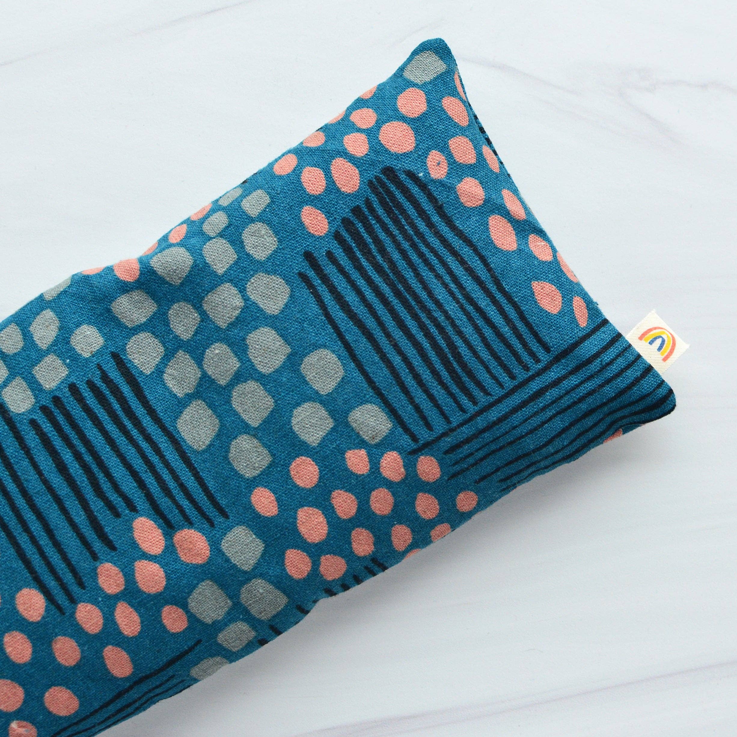 Minor Thread – wholesale Spa-/terapikudde – Flygfoto Över Midnatt Duk Överdimensionerade Ögon Kudde4