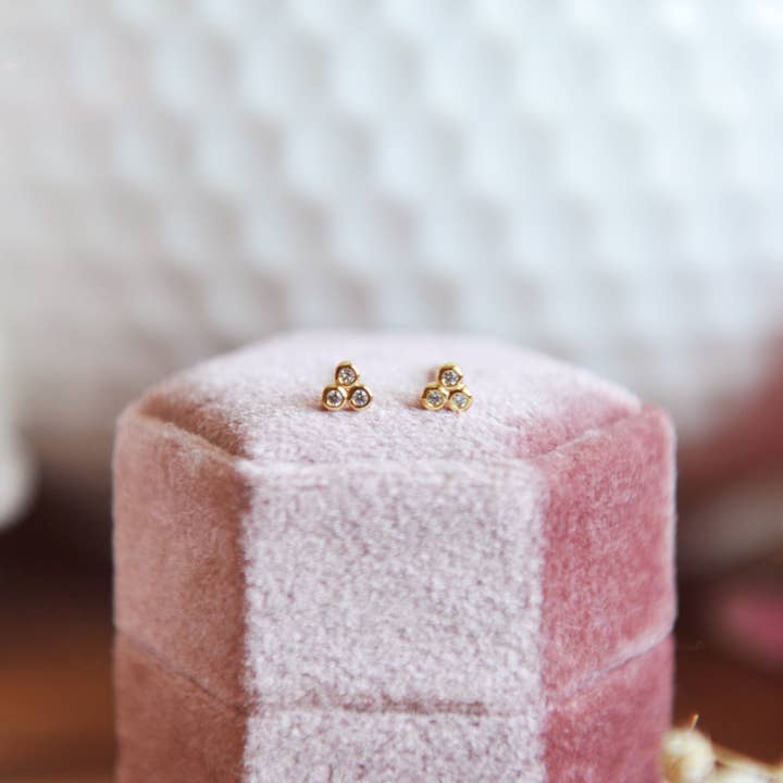 Brincos LYLA Minimalista por atacado de Oh So Lovely