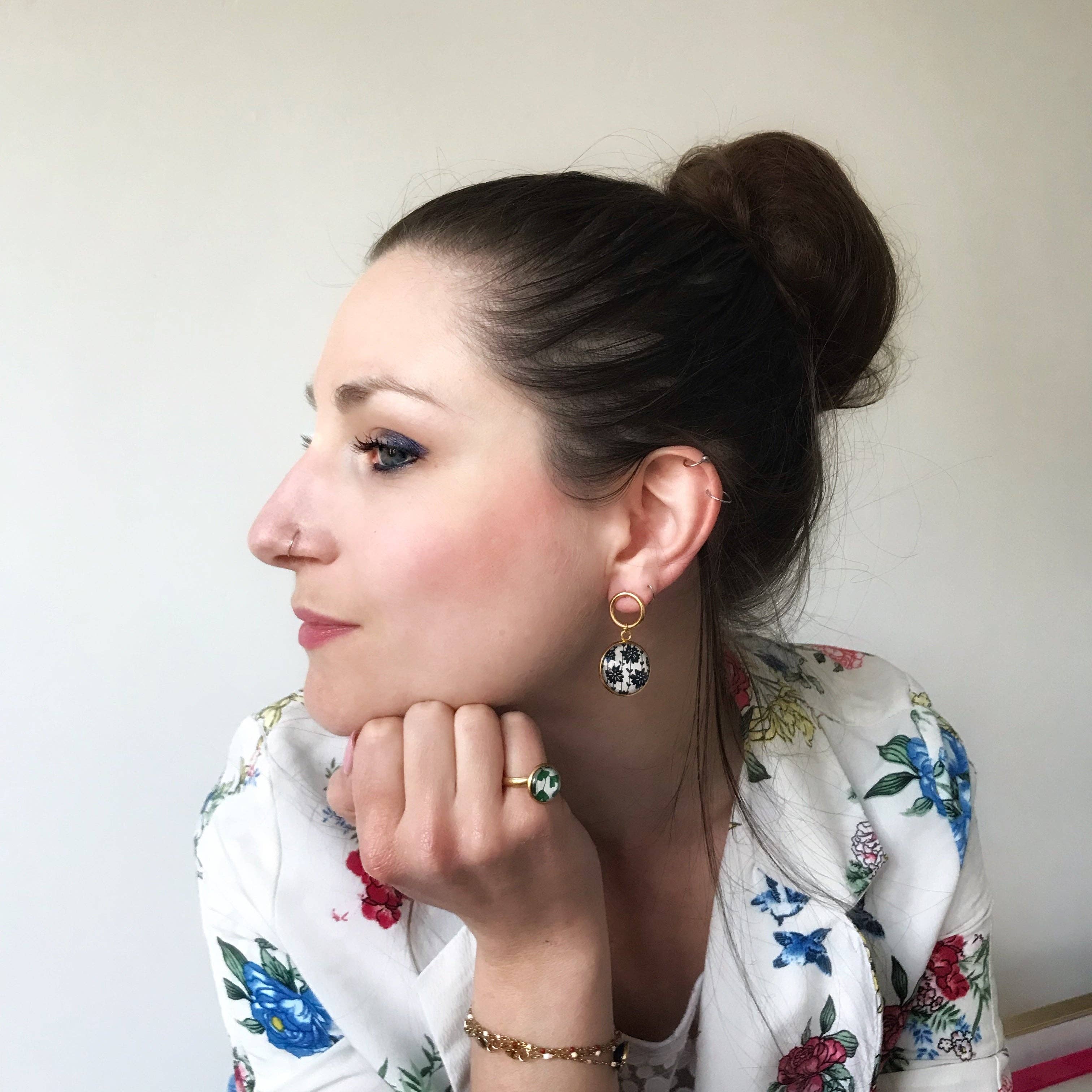 Dans l'Air du Temps Bijoux - Wholesale Dangle Earrings - DANGLING EARRINGS, black and white flowers with gold or silver finish1