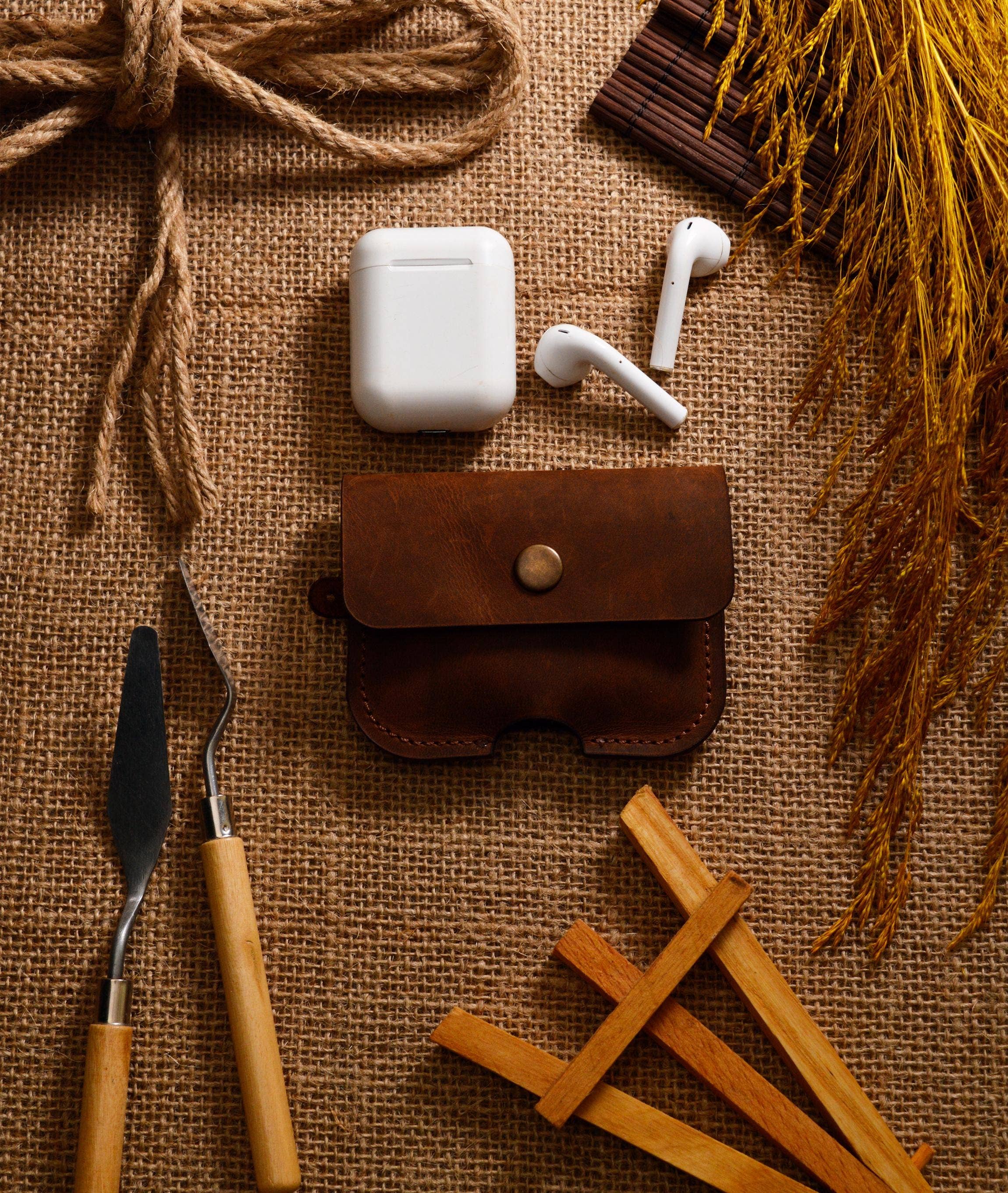 Craftivor - Venta al por mayor Fundas de auriculares AirPods/con cable - Hombre - Funda de cuero personalizada para AirPods, soporte de cuero grabado para Apple AirPods6