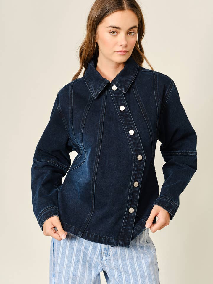 AJJ5578 DENIMJAKKE MED DIAGONALE KNAPPER for engroshandel hos Aaron & Amber