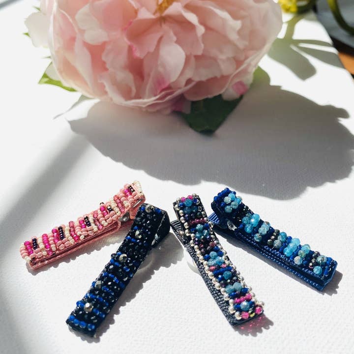 Barrette perlée de pierres précieuses pour la vente par Janine’s Jewelry Design