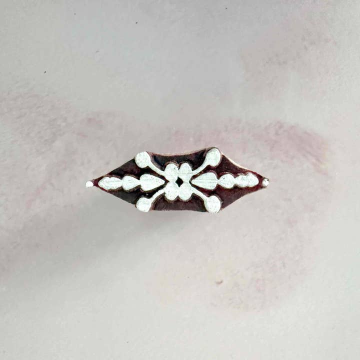 Glyph - Indischer Holzstempel | Kleiner Holzstempel für den Großhandel von The Natural Paper Company